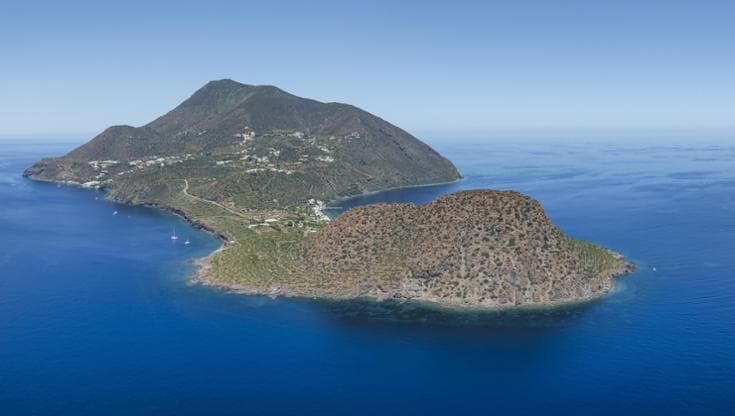 Filicudi insorge contro il dissalatore: “Ci serve ma non fatelo nella spiaggia più bella”