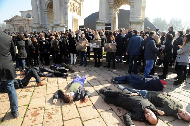 Moda, a Milano il blitz degli animalisti contro le pellicce
