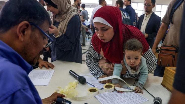Valico di Rafah, l’esodo degli stranieri da Gaza: Egitto pronto a farne passare 7mila