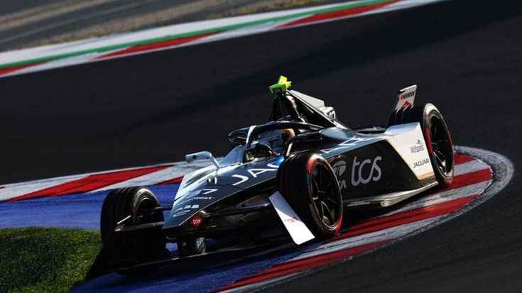 Generazione Z, guida all’auto elettrica ed E-Prix: la formula Jaguar per l’automobilista 3.0