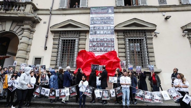 Sotto la pioggia la manifestazione per l'Iran con le foto dei ragazzi uccisi o condannati, le vittime del regime