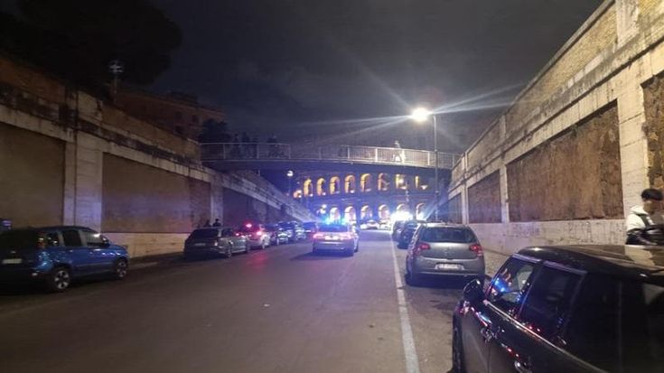 “Vuoi hashish? Dammi dieci euro”: ragazzo di 19 anni accoltellato al Colosseo da un diciassettenne