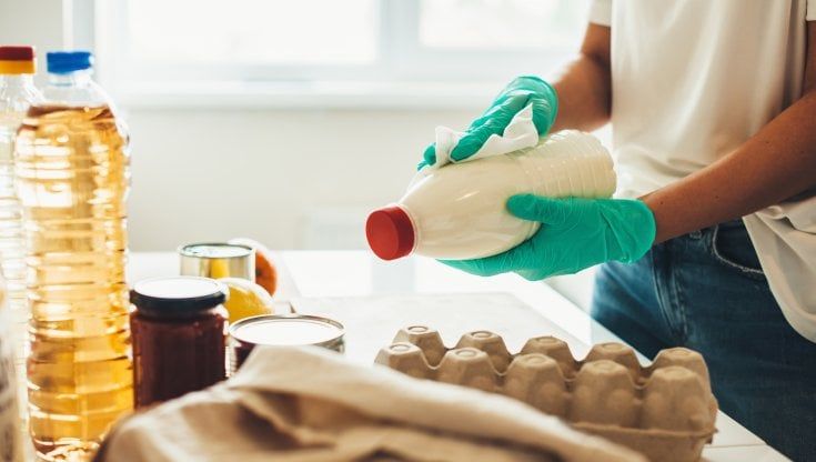 Covid, serve disinfettare la spesa? Più importante lavare spesso le mani