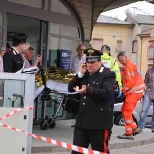 Bergamo, la cosparge di benzina e le dà fuoco: grave 55enne direttrice di banca