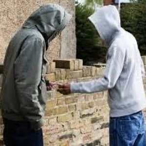 Sedicenne  aggredisce mamma e nonna: "O mi pagate la droga o vi ammazzo"