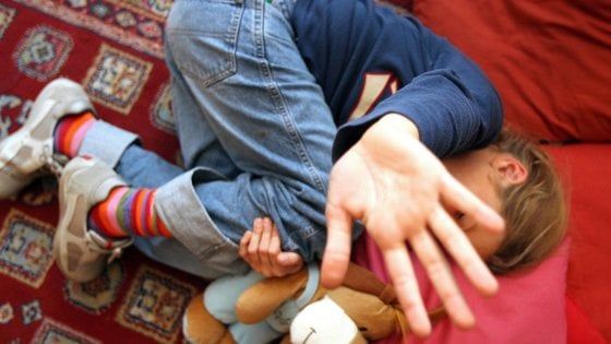 Siracusa, abusi su una 12enne con ritardo psichico: arrestato un dipendente comunale