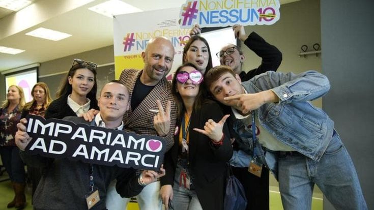 Luca Abete canta e si racconta agli studenti di Napoli: “Non mollate, a noi non ci ferma nessuno”