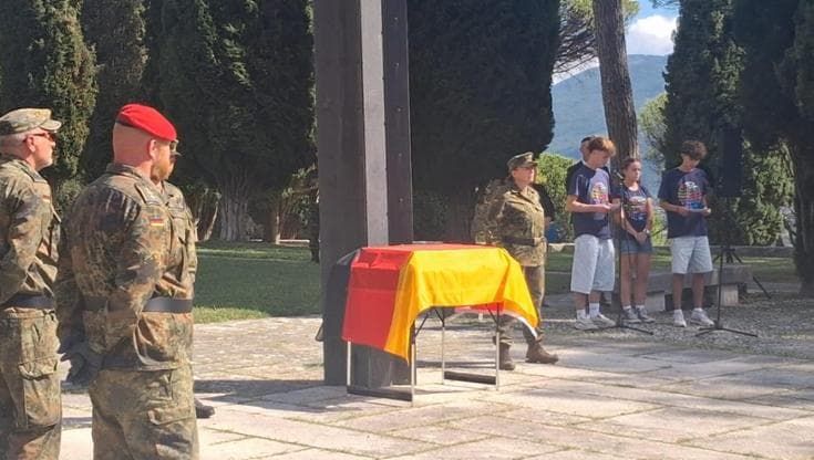 Funerali per due soldati tedeschi morti nel 1943. I resti furono ritrovati nel Salernitano nel 2022
