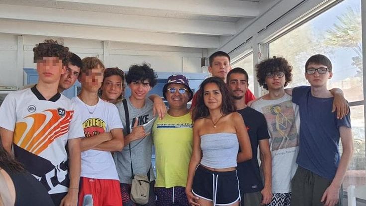 In vacanza dopo la maturità a Lecce, trovano un portafogli pieno di soldi e lo restituiscono al proprietario: “Grazie a voi e ai vostri genitori”