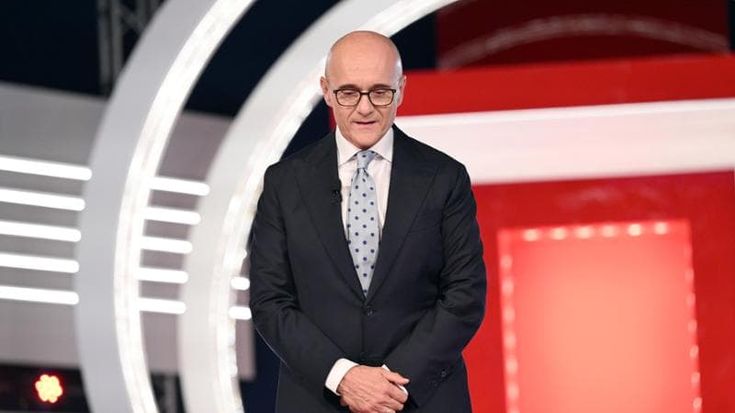 Alfonso Signorini lascia “Chi”. “Non c’entra il caso Corona, decisione maturata da anni”