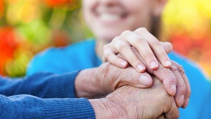 Torino, sposa anziano e lo riduce sul lastrico: condannata a tre anni di carcere