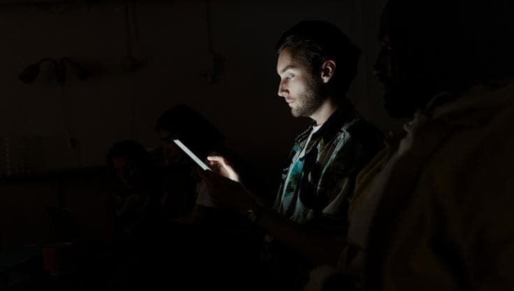 Uno dei chatbot di IA più popolari al mondo ha diffuso milioni di conversazioni segrete