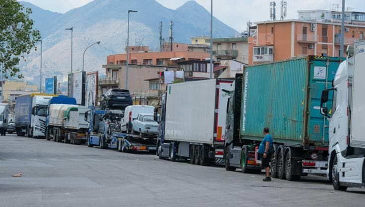 Blocco tir: a Palermo ritardi nella raccolta dei rifiuti e disagi per gli autobus