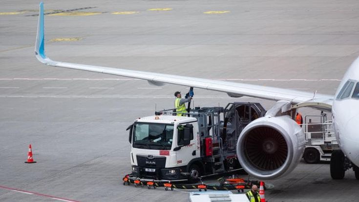 Aerei, mancano 510 mila barili al giorno. Ue: vertice d’urgenza. Ora si cerca carburante in Corea