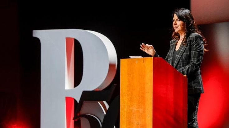 Geppi Cucciari: “Ho tutti gli editoriali di Scalfari rilegati, un volume di 600 pagine ciascuno”