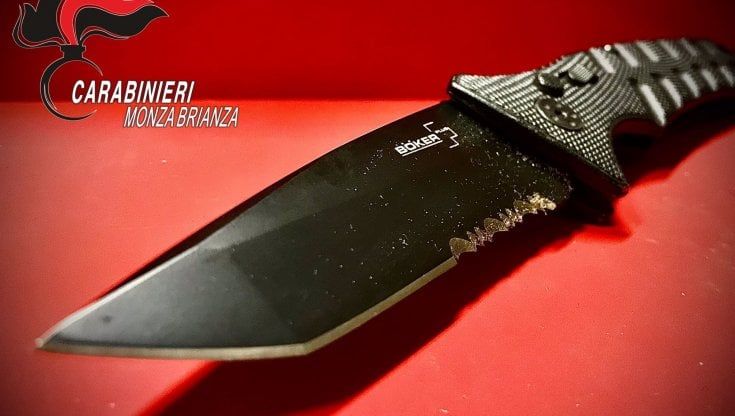 A 14 anni a scuola con un coltello a serramanico da 20 centimetri, i compagni chiamano i carabinieri: denunciato