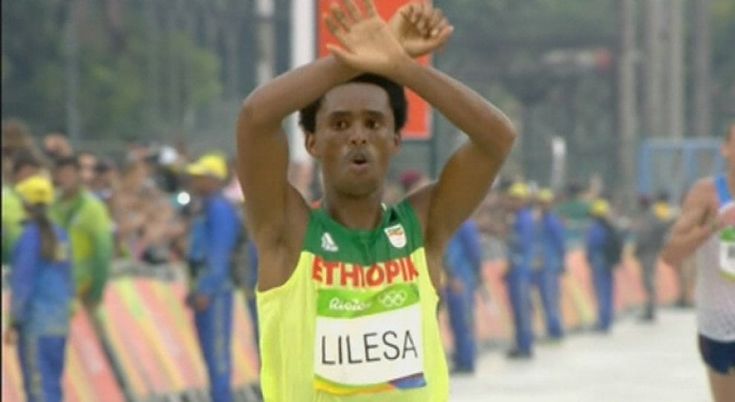 Rio 2016, maratona: la protesta politica dell'etiope d'argento contro la persecuzione degli Oromo