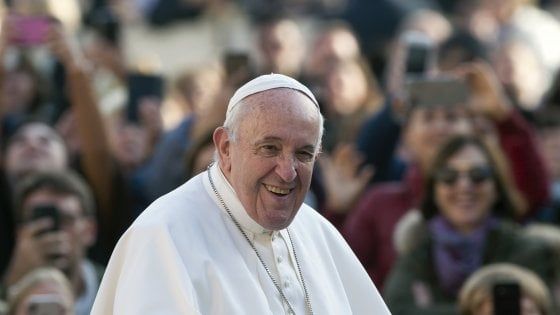 Diciannovenne scrive un inno ispirato ai discorsi di Papa Francesco e glielo spedisce: il grazie del Vaticano