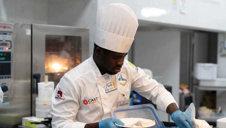 Ibrahima Sawaneh, dalla Gambia a Taranto per diventare uno chef amato da Bottura: "Nei miei piatti Africa e Puglia"