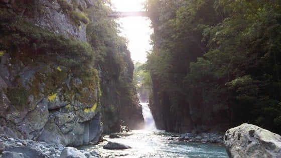 "Qualcuno si è gettato nella cascata": scatta l'allarme ad Ala di Stura, vigili del fuoco mobilitati