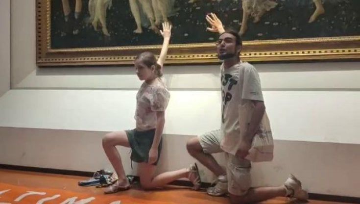 Galleria degli Uffizi a Firenze, blitz ambientalista: tre giovani incollano le proprie mani alla teca della Primavera di Botticelli 