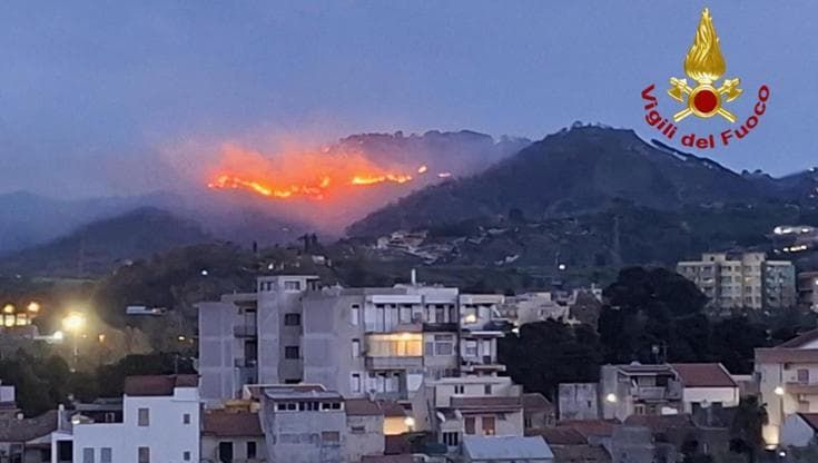 Messina, a fuoco le colline del villaggio Salice. Fiamme anche in autostrada