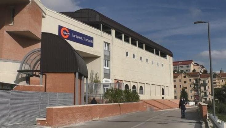 Avellino, sessantenne sfugge a stupro nell'ascensore del centro commerciale