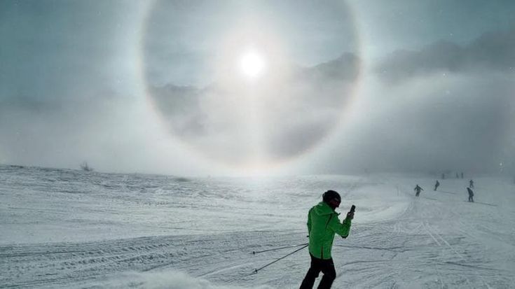 L’alone solare, fenomeno luminoso osservato (e fotografato) dagli sciatori a Ponte di Legno
