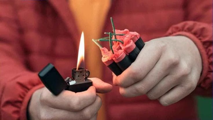 Esplode petardo e perde la mano a 15 anni: trovati due chili di prodotti chimici a casa dell’amico