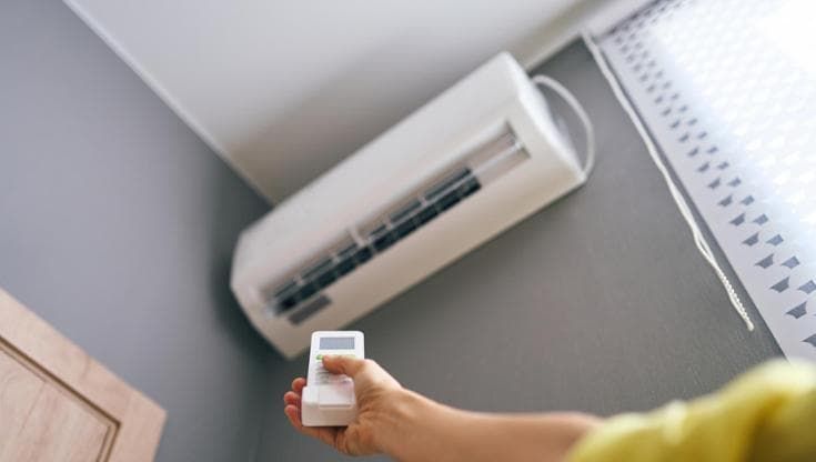 Caldo e aria condizionata, gli effetti sul nostro corpo. Come sbloccare collo e schiena