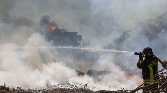 Sardegna, fiamme attorno a Budoni: turisti evacuati dai villaggi