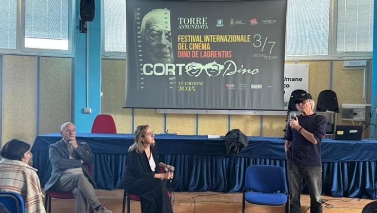 Il festival Cortodino a Torre Annunziata, Antonio Capuano e Nando Paone con gli studenti