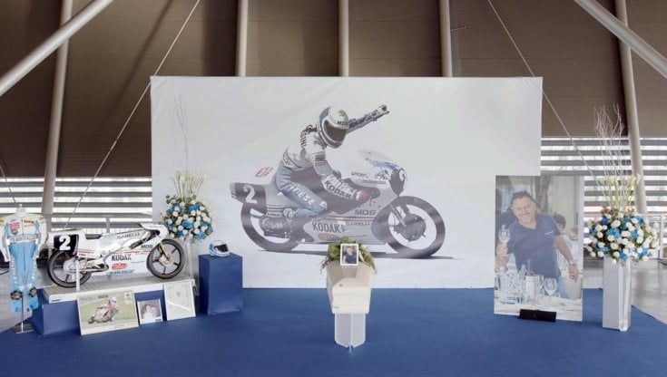 L'ultimo saluto a Gresini. La moglie: "Noi restiamo in pista"