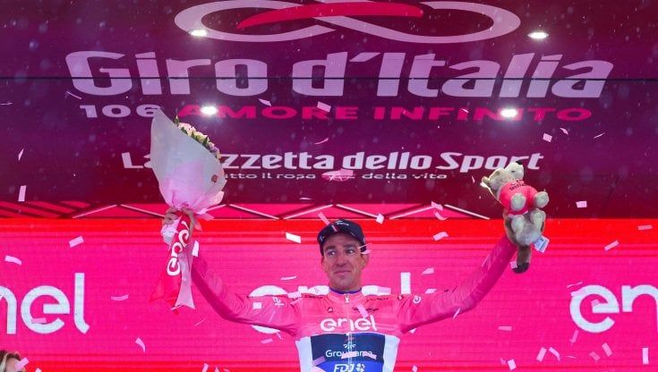 Giro d'Italia, fuga nella pioggia: Armirail riporta la Francia in rosa dopo 24 anni. Tappa a Denz che fa il bis