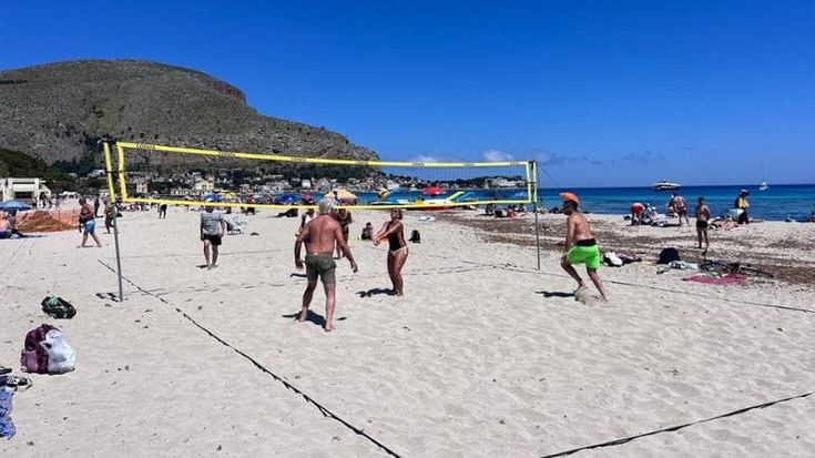 L’illusione della spiaggia libera: “Adesso ci sentiamo traditi”