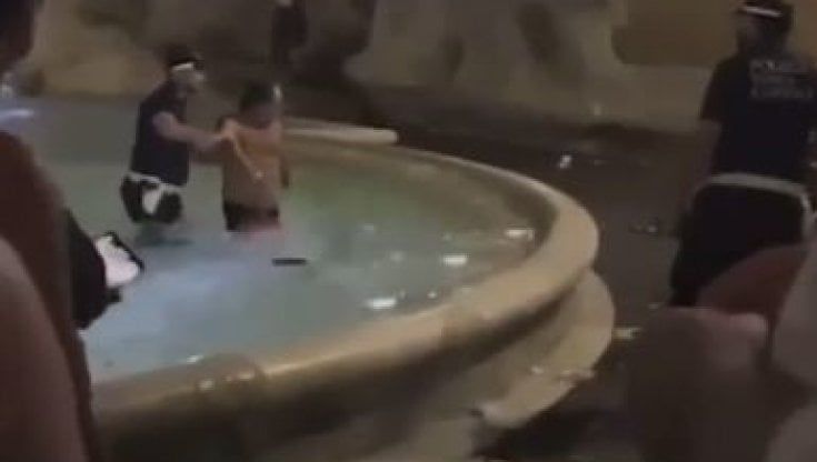 In costume si tuffa nella Fontana di Trevi: fermato dalla polizia municipale