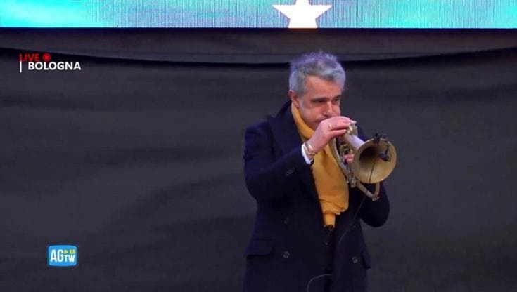 Una piazza per l'Europa a Bologna, la conclusione con l'Inno alla Gioia suonato da Paolo Fresu