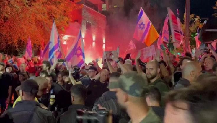 Gerusalemme, proteste contro il governo: scontri tra polizia e manifestanti con arresti e feriti