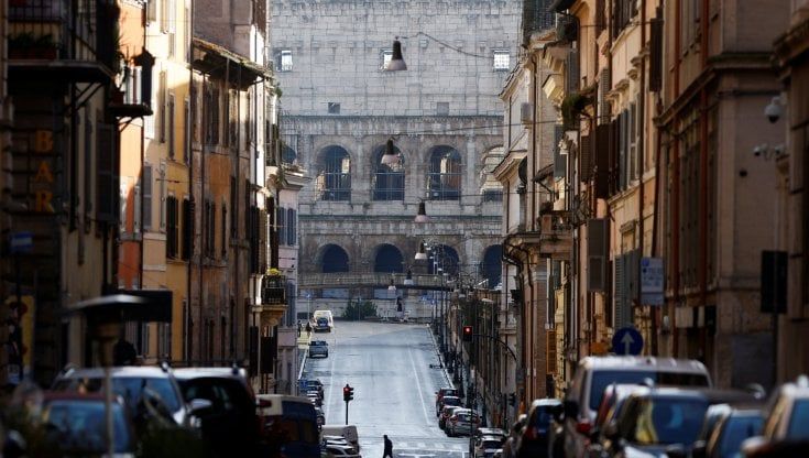Coronavirus, nel Lazio 1.275 casi e 24 decessi. Roma a quota 700. D'Amato: "Oltre 10mila vaccinazioni: siamo la prima regione"