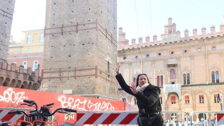 La Garisenda malata seduce i turisti. Tutti in fila per un selfie. E il ministro: “Troveremo le risorse”