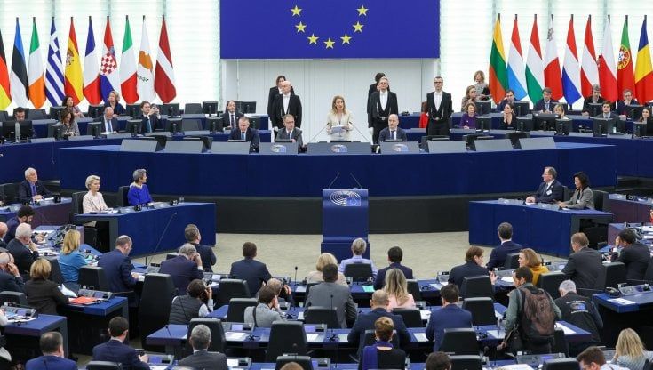 Via libera alla direttiva Ue sulla parità nei cda delle società quotate: entro metà 2026, il 40% delle poltrone al genere sottorappresentato