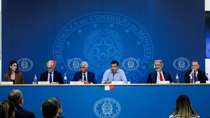 Salvini giallorosso per un giorno tenta il colpo elettorale: “Stadio, energia positiva per Roma”