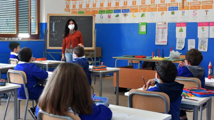 Scuole chiuse in zona rossa e dove i contagi crescono. Ipotesi anno più lungo
