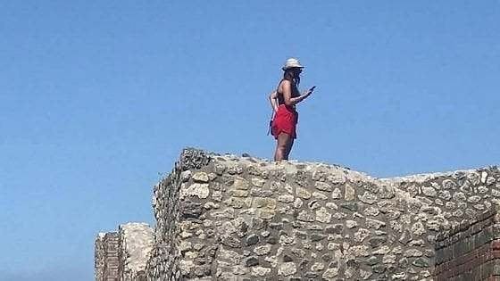 Morale della favola / Turista a Pompei, quel selfie fuorilegge punito da una foto 