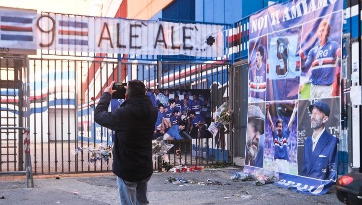 Vialli un mese dopo, a Genova il suo popolo continua a piangerlo: i murales allo stadio, l'omaggio a Quinto