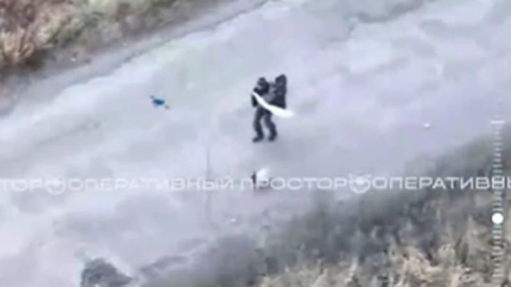 Bandiera bianca e cagnolino ma il drone non ha pietà: in un video l’esecuzione di due civili