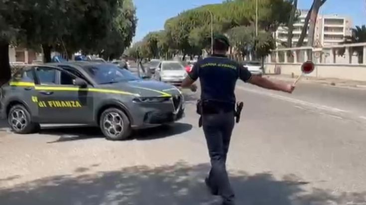 Ostia, giovane fermato in auto con coltello e mazza da baseball: ritirata la patente al conducente