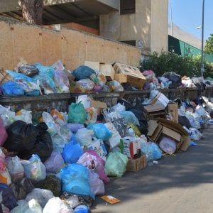 Palermo, rifiuti in strada: emergenza sino a ottobre