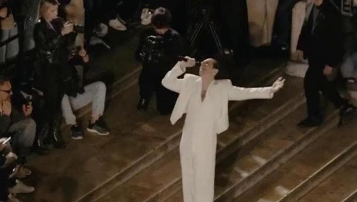 Achille Lauro, concerto a sorpresa a Fontana di Trevi: "Una serenata lì dove tutto è iniziato"