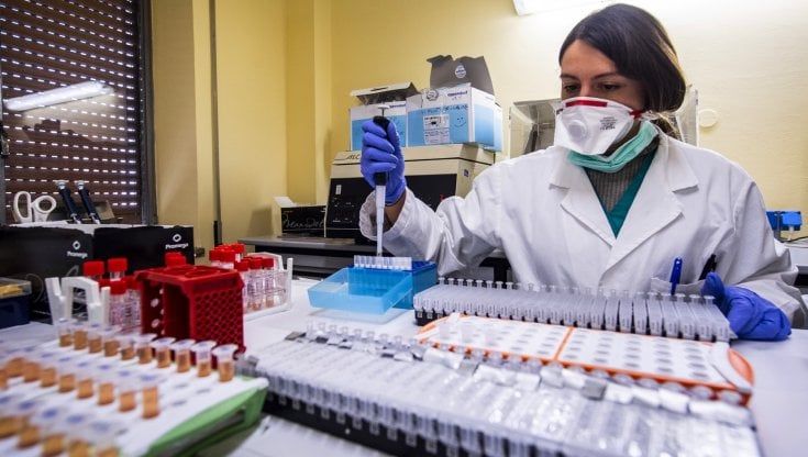Gran Bretagna, via libera al vaccino di Oxford e AstraZeneca. Ieri la frenata da parte dell'Ema